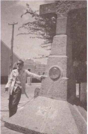 FIGURA 4 - Ao lado do monumento em homenagem ao irmão  Fonte: LAMARTINE DE FARIA, 2001, p