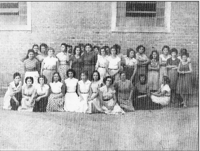 FIGURA 6 – Grupo de tecelãs em frente à tecelagem Mariangela Matarazzo. Glorinha é a primeira, da  esquerda para a direita, abaixada