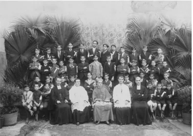 Figura 3. Primeira comunhão dos alunos do Colégio Arquidiocesano, 1916. Ao centro  o arcebispo de São Paulo, D