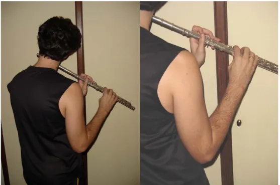 Figura 3.1 – Colapso postural freqüente em flautistas: apoio do cotovelo direito  no tronco para aliviar o peso do instrumento e rotação do pescoço