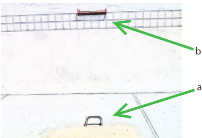 Figura 1  – Porta de acesso sinalizada Figura 2  – a) Alça de salvamento; b) proteção contra desgaste  das cordas usadas para resgate via rapel