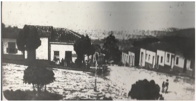 Figura 1:1 Detalhe do Largo da Matriz em 1904. (Fonte: Arquivo do Serviço Patrimônio Histórico e  Documental (SPHD) Museu Histórico e da Memória da Secretaria Municipal de Cultura de Itapecerica da  Serra)