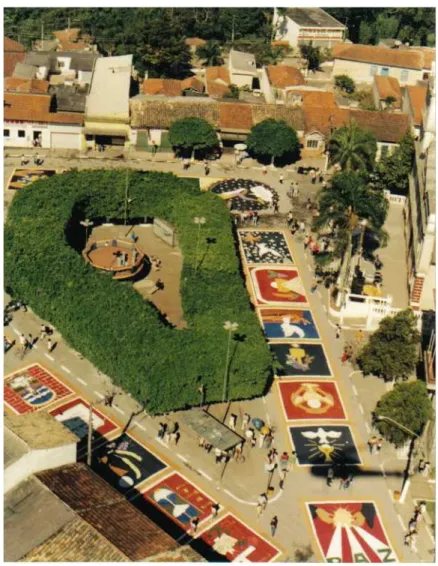 Figura 2.2 – Os tapetes no Largo da Matriz em 1998. (Fonte: Nelson Fotos, Itapecerica da Serra.) 