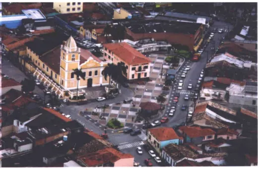 Figura 3.1 -- Vista aérea do Largo da Matriz, mostrando a praça logo depois de terminar as obras de  sua tranformação em novembro de 2000