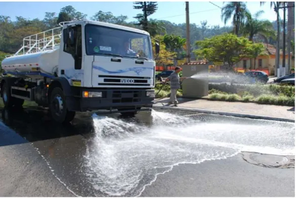 Foto 6 - utilização de água de reuso no meio urbano lavando o asfalto 