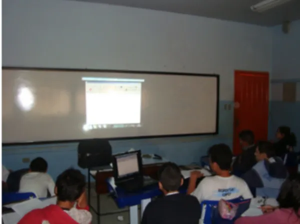 Figura 8: Estudantes assistindo a um dos tutoriais do software Régua e Compasso. 