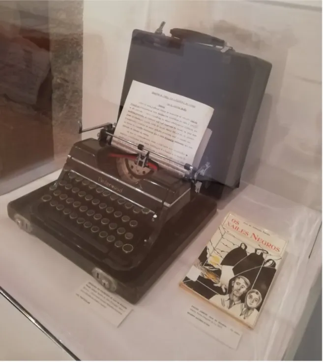 Figura 10 – Máquina de escrever do autor e um exemplar de uma das edições mais antigas d’Os Xailes  Negros