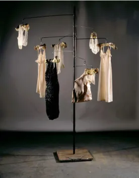 Figura 12  ─  Sem título, Louise Bourgeois. Roupas, osso, borracha e aço. 300.4 x 208.3 x 195.6  cm