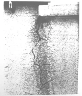 Figura 3.26 – O fluxo de água interceptado no peitoril da janela escorre lentamente ao mesmo,  provocando a fissuração da argamassa de revestimento