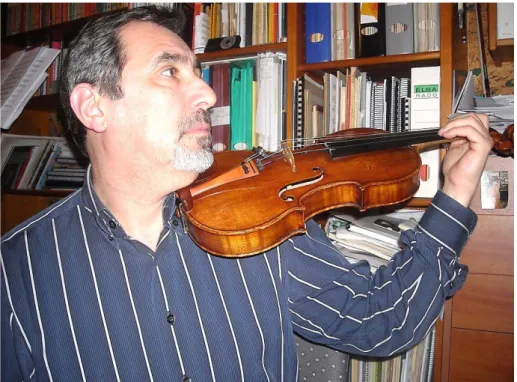 Figura 24 - Radu Ungureanu a posicionar o seu violino de forma a obter a postura indicada
