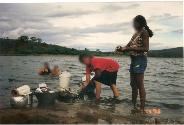 Figura 5 – As mulheres lavavam a louça e a roupa na barragem, enquanto as crianças nela brincavam. 