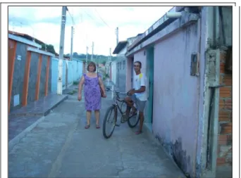 Figur a 04:  Sr. João W.  em  frente a  sua resid ência. 