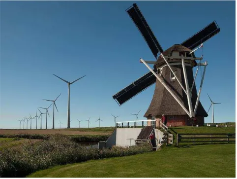 Figura 1. 2  – Moinho de vento Goliath com um moderno parque eólico ao fundo, nos Países Baixos 