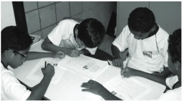 Figura 3 – Alunos do 5º ano da escola da comunidade em atividades peda- peda-gógicas desenvolvidas na sala de aula