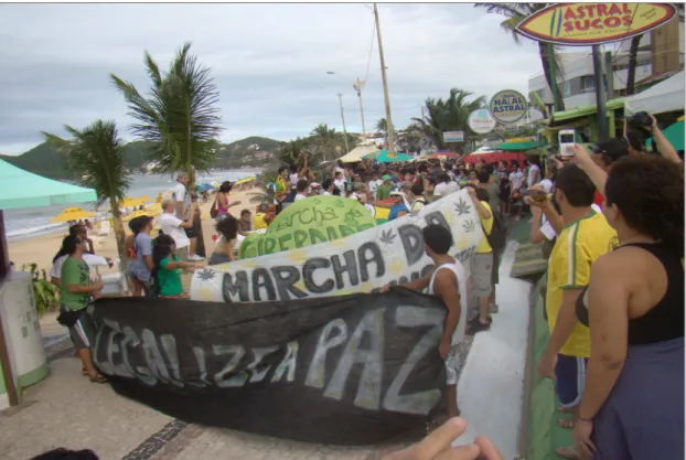 Ilustração 9: Começo do percurso da Marcha da Maconha 2011, ainda no calçadão da Praia de Ponta Negra