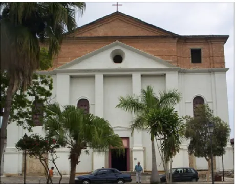 Figura 1 – Matriz de Santana na Cidade de Goiás - A aparência “inacabada” da Igreja foi inspirada na  sua longa história de desabamentos e reconstrução 