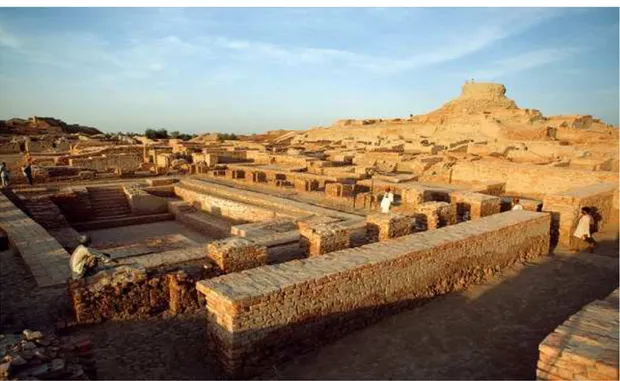 Figura 3 − Vista das ruínas de Mohenjo-daro, uma das principais cidades da antiga  civilização do vale do Indo-Sarasvati 