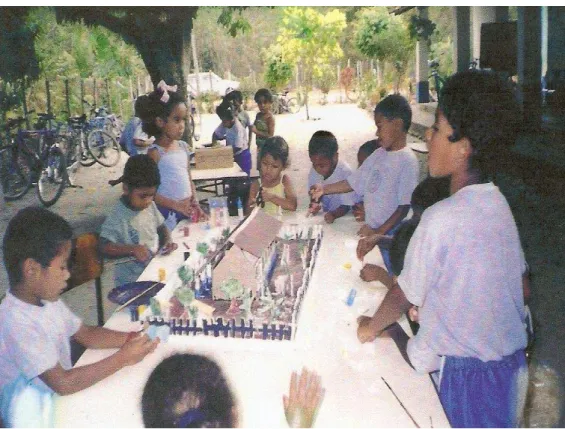 Figura 8: Atividade de grupo - Construção de maquete da escola, em maio de 2006. 