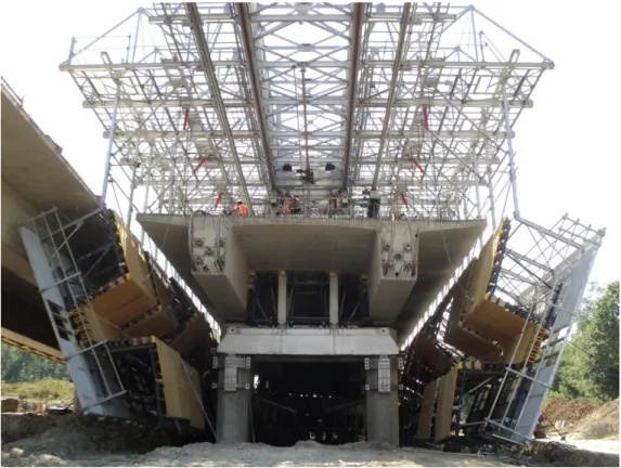 Fig. 3.5 – Cimbre autolançável superior na construção de tabuleiro do tipo “π” (BERD, 2015) 