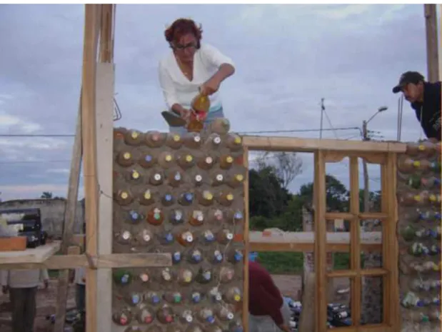 Figura 9: Exemplo de residência em construção utilizando garrafas PET em substituição aos tradicionais tijolos cerâmicos.