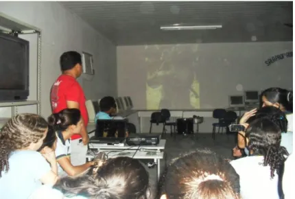 Foto 7: Alunos na Sala de vídeo apresentando seus documentários sobre Meio Ambiente. 