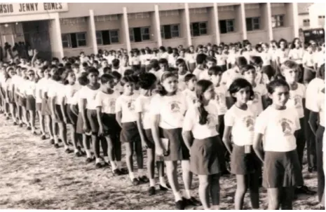 Foto 1: Alunos perfilados antes de entrarem em sala de aula, no ano 1978. 