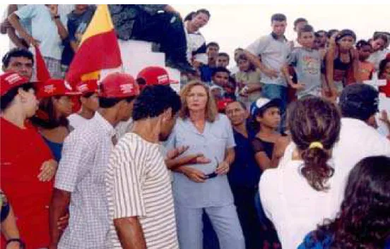 Ilustração 6: Foto da prefeita Kátia Born em contato direto com o povo.  Fonte: Prefeitura Municipal de Maceió, 2004