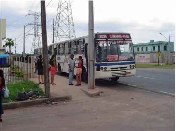 FIGURA 10- FOTO 02: PARADA DE ÔNIBUS NA AVENIDA INDEPENDÊNCIA 