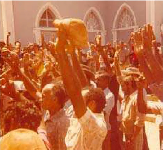 Foto 05 - Os trabalhadores rurais vibram ao processo de desapropriações  para a reforma agrária, discutido pelo padre Ernesto, na década de 1970