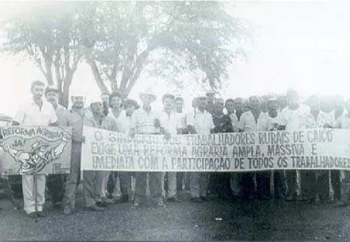 Foto 06 – Os trabalhadores rurais de caicó exigindo o cumprimento do Plano  Regional de Reforma Agrária, que estabelece uma desapropriação de 80 mil  hectares de terra, sendo 16 mil na região do Seridó na década de 80