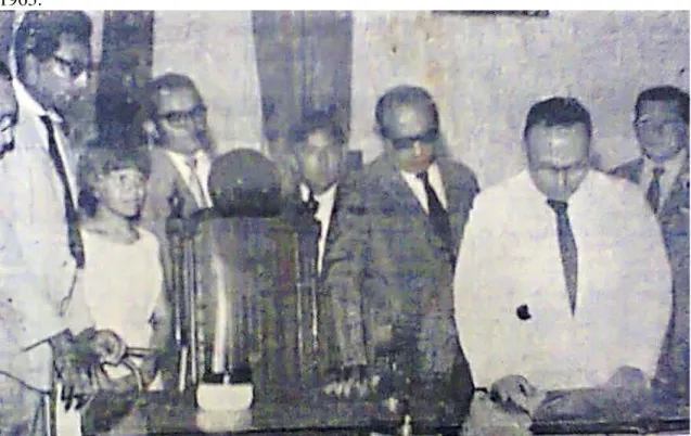 Figura  8  -  Governador  Virgílio  Távora  assinando  lei  de  emancipação  de Acarape  em  1963