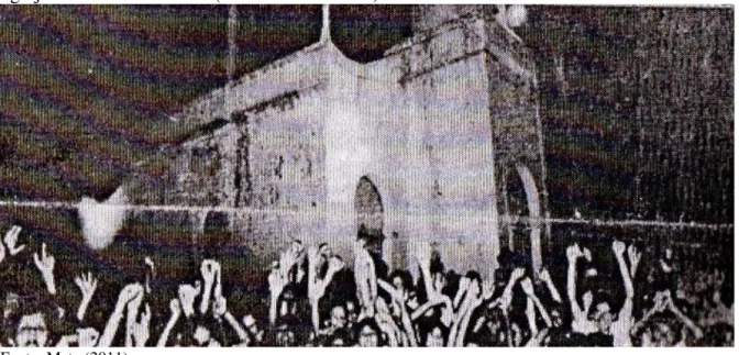 Figura 11- Acarapenses comemorando a emancipação política de Acarape nas escadarias da  Igreja de São João Batista (15 de abril de 1987)