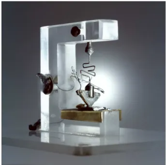 Figura 2.1: R´eplica do primeiro transistor fabricado por Brattain, Shockley e Bardeen.
