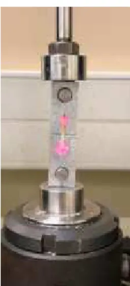 Figura 13  –  Microspécimen fixo ao jig de aço inoxidável de Geraldeli com cola de cianoacrilato na máquina de  testes universal (Shimadzu Autograph AG-IS, Tokyo, Japan)