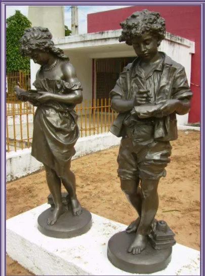 Figura 13 - Esculturas francesas na Escola Estadual Winston Churchill.  Fonte: Acervo da autora, registro fotográfico em junho de 2009