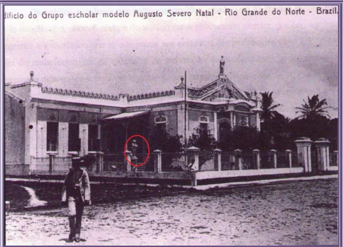 Figura 14 - Entrada direita do Grupo Escolar Augusto Severo, em 1907.  Fonte: Aquino (2007, p