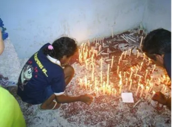 Foto 20 - Acendimento de velas na lateral do altar,  mesmo contrariando as determinações para não 