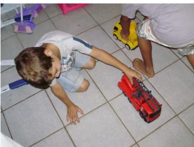 Figura 4 - Rodrigo brinca com o carrinho de bombeiros. 