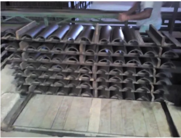 Figura 6 - Disposição das telhas em grades para a secagem em uma indústria de  cerâmica no município de Russas, Ceará