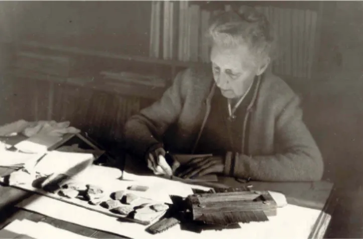 Fig. 5 - Vera Leisner at her home, in Lisbon, possibly in the  the 1960s. IAA-9863.