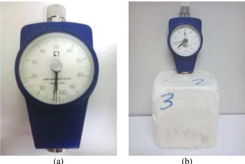 Figura 13 – Ensaio de dureza da PURM: (a) equipamento Shore A e (b) ensaio em execução 