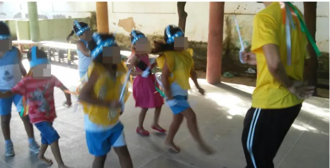 Figura 06 – Crianças dançando o passo de marchinha do Reisado. 