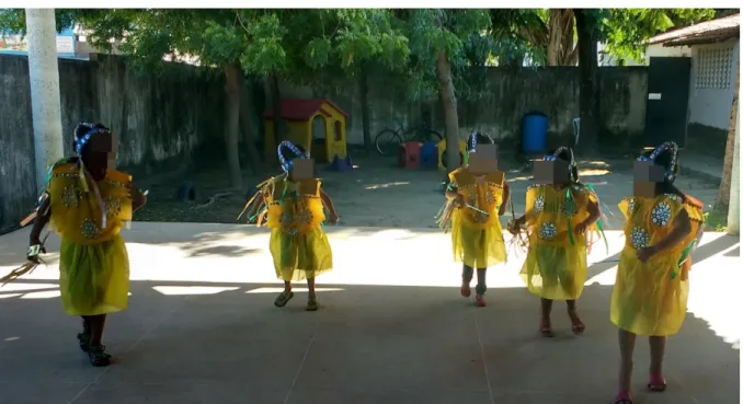 Figura 15 – Crianças dançando sozinhas a coreografia no ensaio com o figurino completo