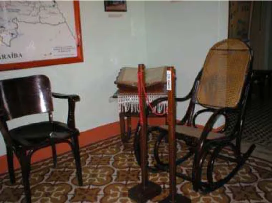 Foto 2 – Cadeira onde Monsenhor Expedito realizava suas orações.  Fonte: Reproduzida pela autora - Memorial Monsenhor Expedito – 2005