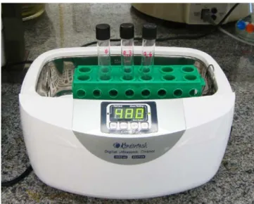 Figura 6.  Cuba de ultrassom Digital Ultrasonic Cleaner,  modelo  CD-4820,  produzida pela  Kondortech,  utilizada para a  desagregação de biofilme, com tubos de ensaio contendo as  amostras em seu interior  