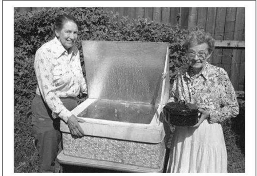 Figura 6. Bárbara Kerr e Sherry Cole com um dos modelos de seus fogões solares.  Fonte: SOLAR COOKING WIKIA.