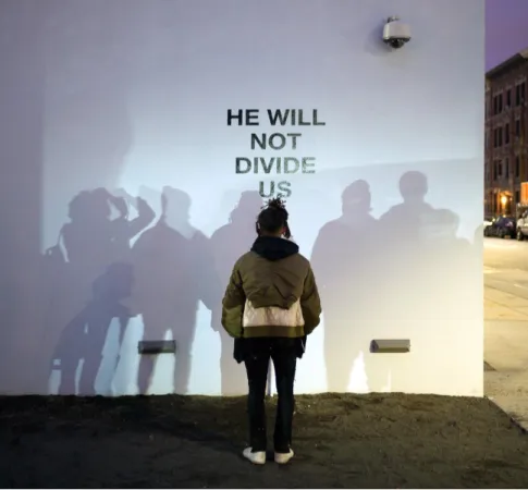 Figura 12: Jaden Smith junto à instalação de He Will Not Divide Us. 