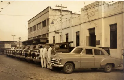 FIGURA  3.1:  Imagem  retrata  a  entrega  de  veículos  à  Prefeitura  de  Natal em 1947