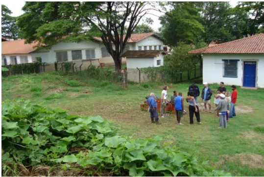 Figura  3.   Atividade  realizada  no  terreno  destinado  à  estruturação  da  horta     orgânica.