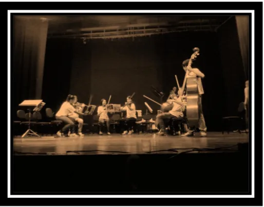 Figura 14 - Apresentação final com a música &#34;Concert Trio”, resultado do trabalho realizado pelo grupo de alunos  mais antigos - Teatro Municipal de Batatais